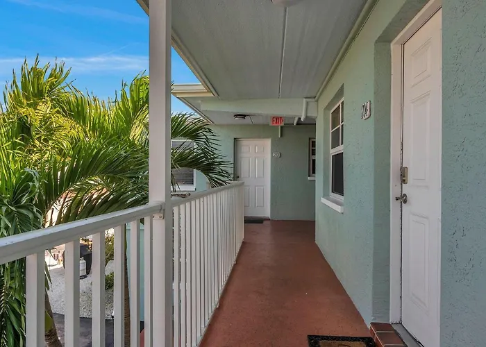 2 Bed-1 Bath With Sunroom, Private Pool And Beach Access!