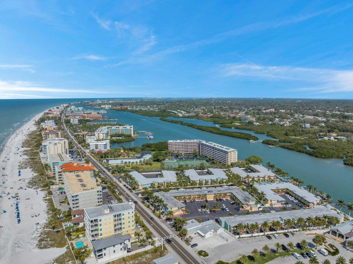2 Bed-1 Bath With Sunroom, Private Pool And Access! Apartment